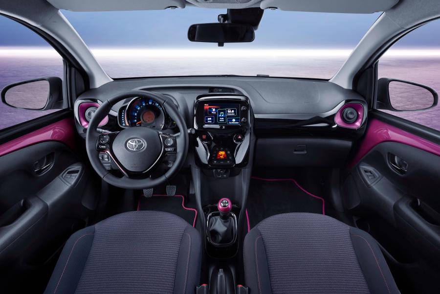 Торпедо Toyota Aygo 5-Door 2018 года  (WW) (фото 10 из 40)